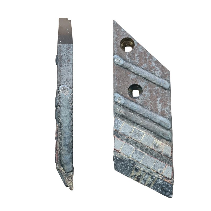 Pointe droite avec plaquettes carbure rechargement et plaquettes arrière pour soc de charrue - Lemken - 3364054