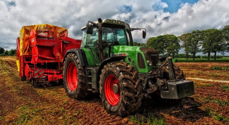 tractor 385681 1280